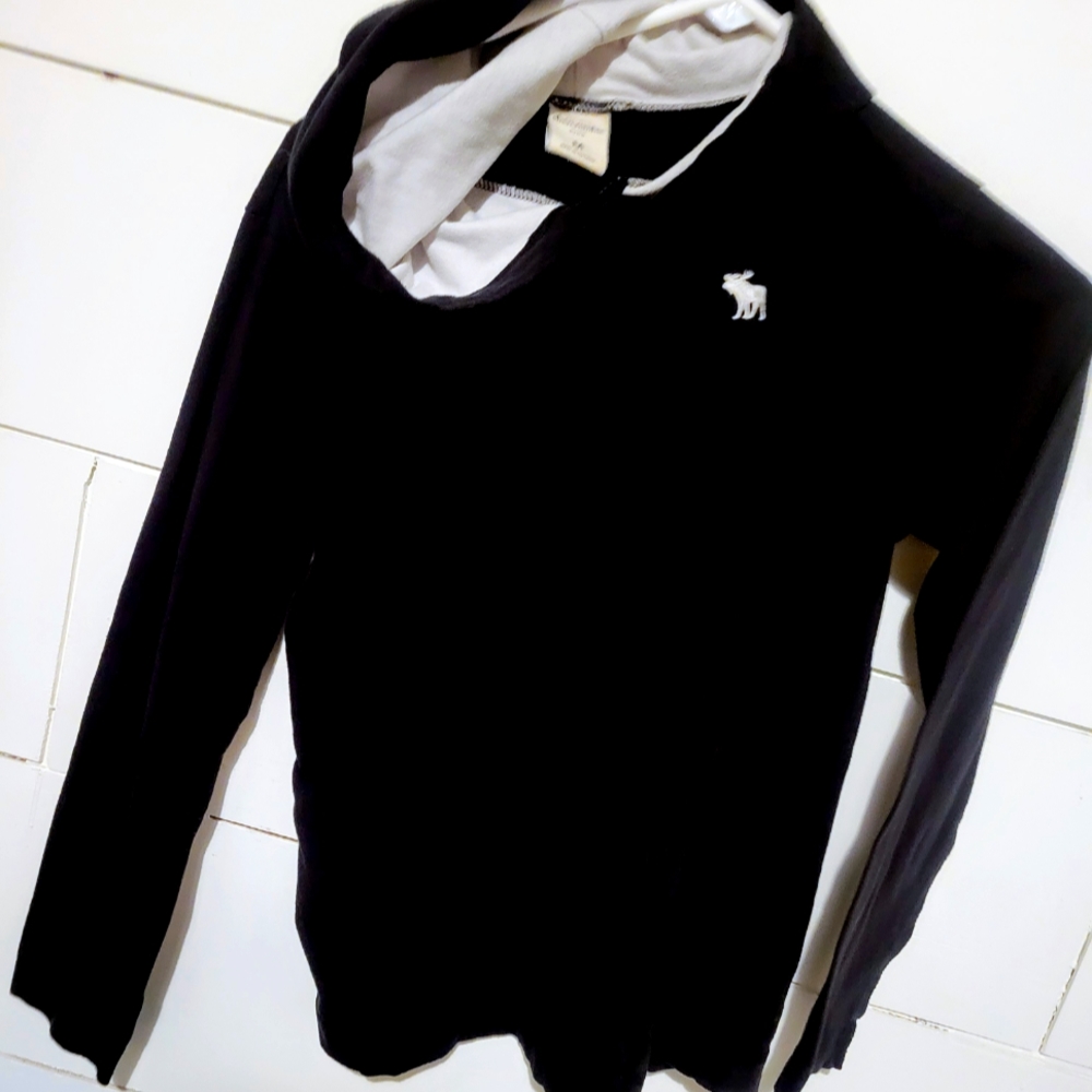 Abercrombie kids long sleeve hooded tee.